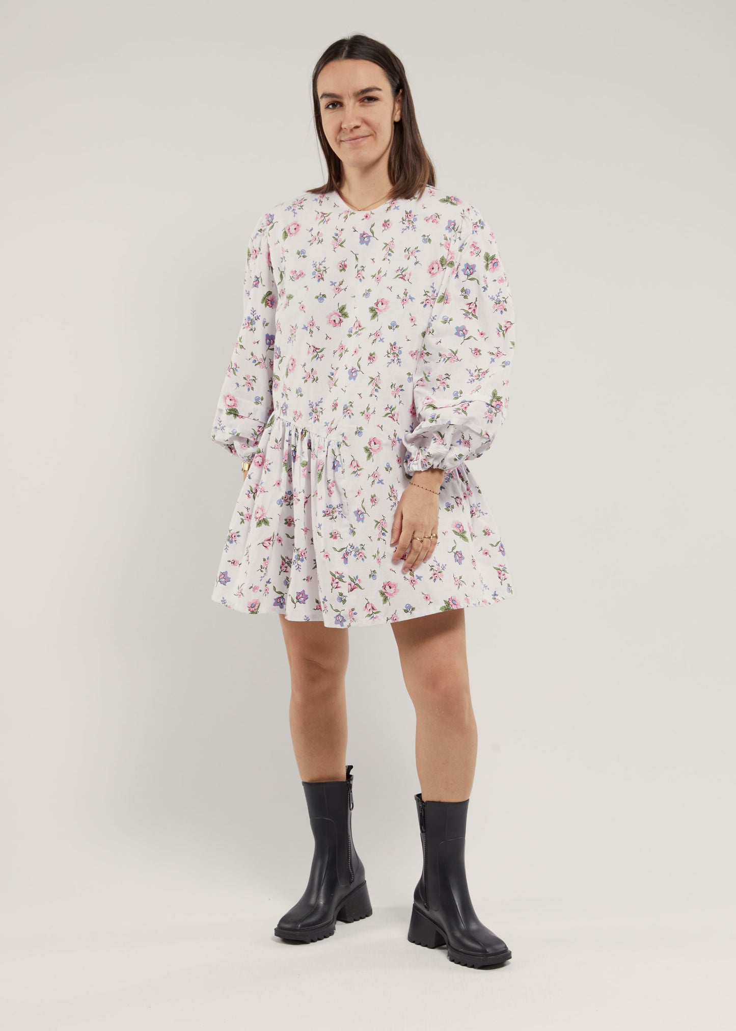 Robe à volant blanche et fleures roses